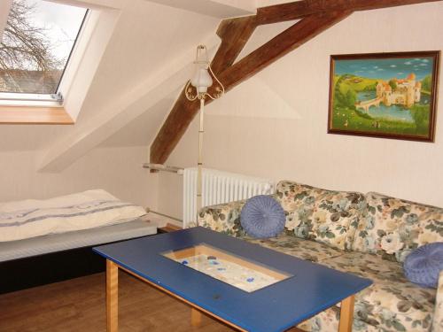 ein Wohnzimmer mit einem Sofa und einem Tisch in der Unterkunft Ferienwohnung Neureuth in Schillingsfürst