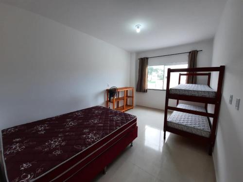 Ένα ή περισσότερα κρεβάτια σε δωμάτιο στο Casa férias Itapoá