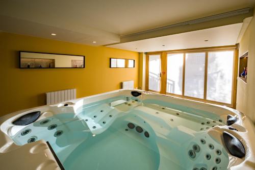 a large jacuzzi tub in a room at L'Outa Hotel Restaurant in Termignon