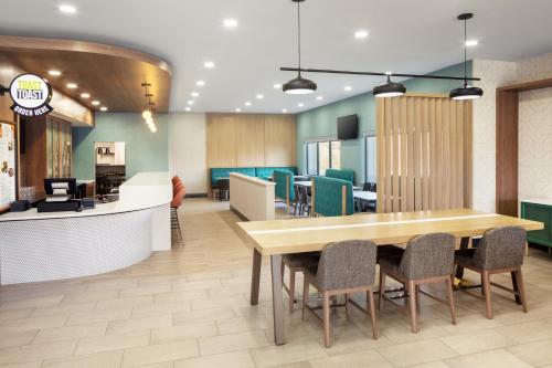 a dining room with a table and chairs at Holiday Inn Cheshire - Southington by IHG in Southington