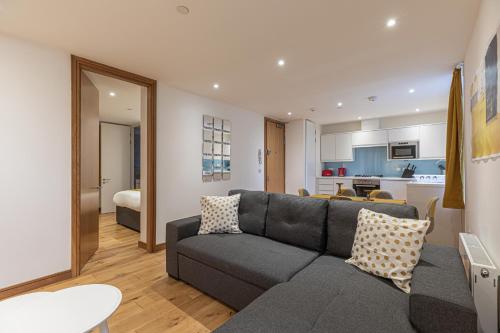 a living room with a couch and a kitchen at Marylebone Apartments in London