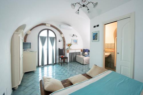 sypialnia z łóżkiem i salonem w obiekcie Hotel La Ninfa w Amalfi