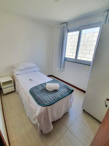 a bedroom with a large bed with a window at Tree Bies Resort - Oficial in Subaúma