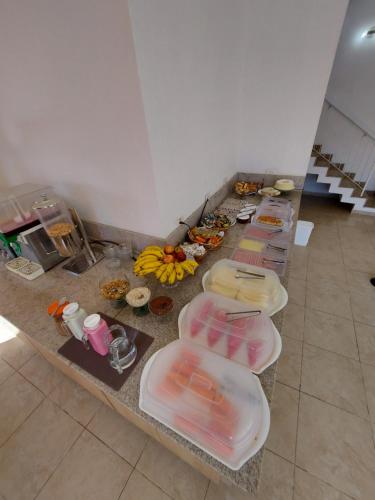 een aanrecht met een hoop voedsel erop bij Golfinho Plaza Hotel in Cananéia