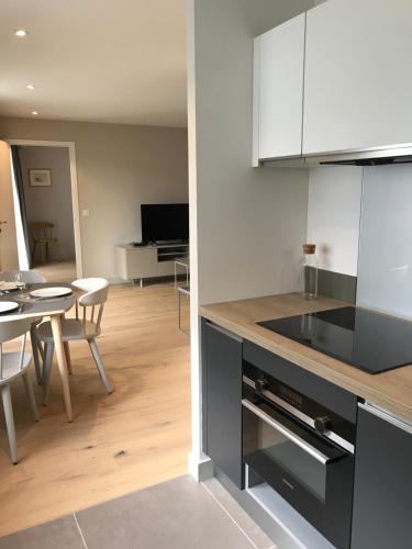 une cuisine et une salle à manger avec une table dans l'établissement LA COSTIERE DU LAC - ANNECY - Vieille ville, Plage, Garage, à Annecy