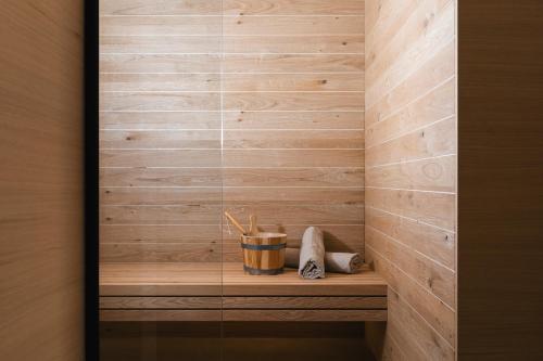 eine ebenerdige Dusche mit einer Holzwand in der Unterkunft The one and only in Serfaus