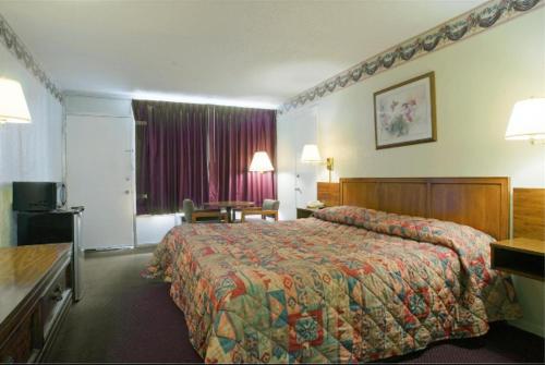 una habitación de hotel con una cama grande en una habitación en America's Best Value Inn - Loudon, en Loudon