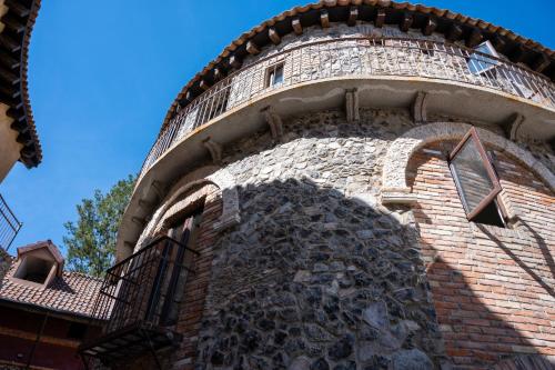 a brick building with a window on the side of it at Villa Toscana ValQuirico Lofts & Suites Hotel Boutique in Santeagueda