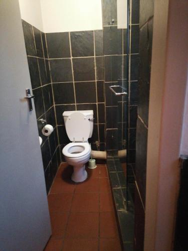 Un baño de 180 On Anderson Guest House