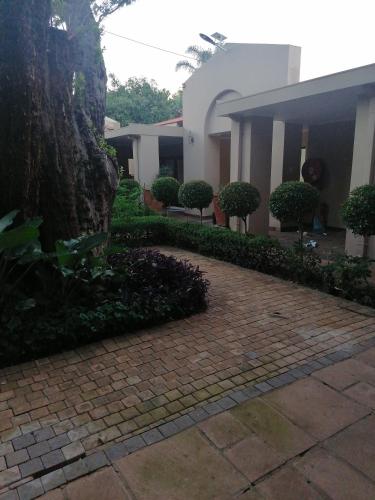 Jardín al aire libre en 180 On Anderson Guest House
