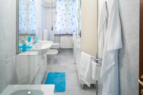 Baño blanco con 2 lavabos y 2 aseos en ELENA House, en Levanto