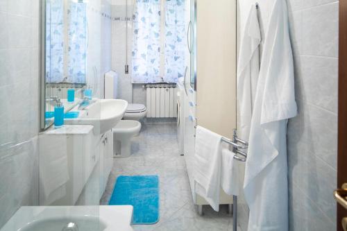 bagno bianco con 2 lavandini e 2 servizi igienici di ELENA House a Levanto