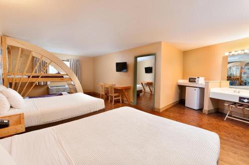
A bed or beds in a room at MT. OLYMPUS WATER PARK AND THEME PARK RESORT
