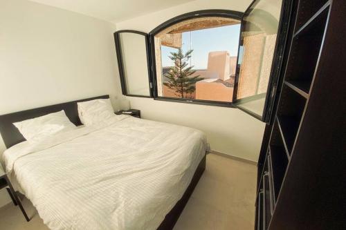 um pequeno quarto com uma cama e uma janela em Modern Appartement - Les Pieds dans l'Eau - Saint-Tropez 4 em Cogolin