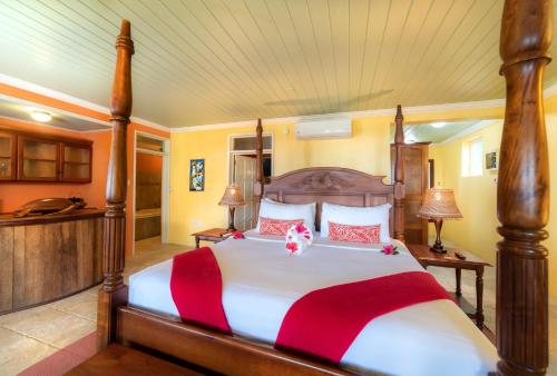 Voodi või voodid majutusasutuse Rosalie Bay Eco Resort & Spa toas