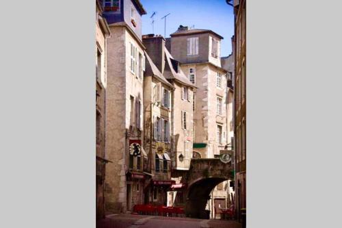 a city street with buildings and an archway at Tiny House in Pau