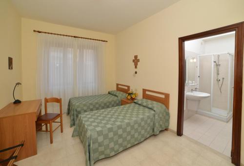 Habitación de hotel con 2 camas y baño en Casa Piccole Ancelle di Cristo Re, en Roma