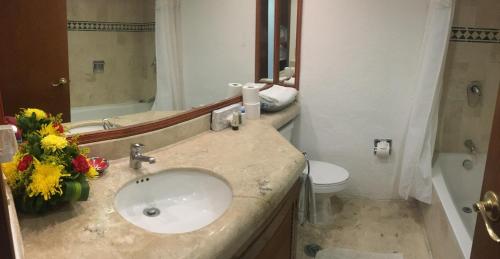 a bathroom with a sink and a toilet at Rinconada del Sol in Playa del Carmen