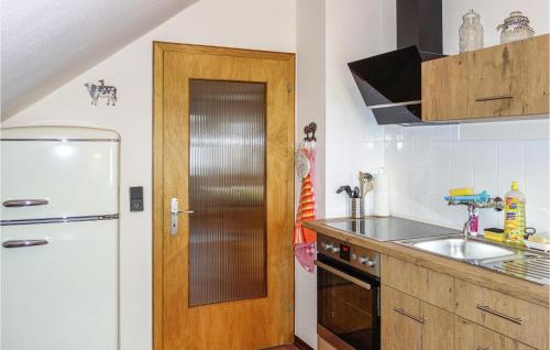 Dapur atau dapur kecil di Awesome Home In Müllenbach With Kitchen
