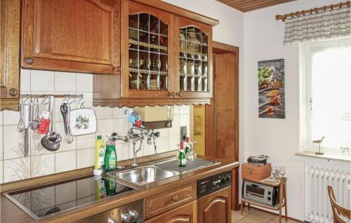 Dapur atau dapur kecil di Awesome Home In Müllenbach With Kitchen