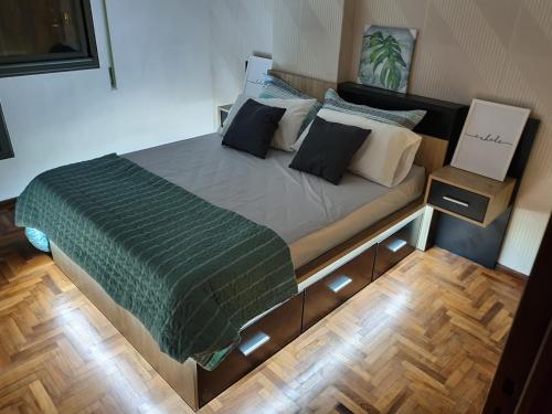 1 dormitorio con 1 cama con edredón verde en Alojamiento Maria :-) en Córdoba