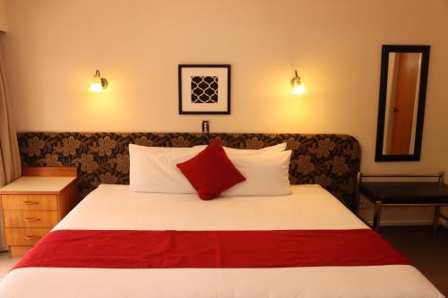Llit o llits en una habitació de Beetham Park Motel