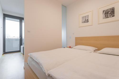 布拉格的住宿－Apartment Oscar with garage，一间卧室设有两张床和窗户。
