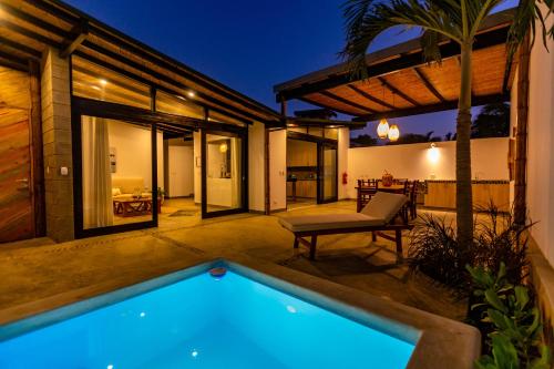 a backyard with a swimming pool and a house at Casas Lua & Mar - Vichayito - Máncora in Vichayito