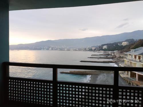 - Balcón con vistas al agua en Divo Guest House near sea, en Otradnoe