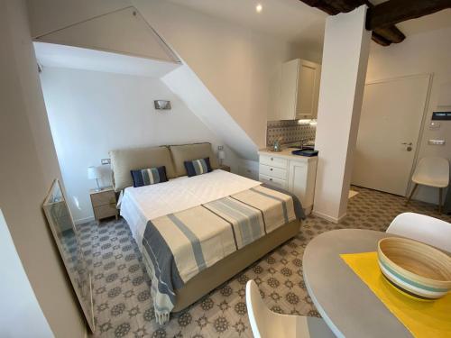 1 dormitorio con 1 cama y 1 mesa en una habitación en Suite 5 stelle nel Borgo di Celle Ligure, en Celle Ligure