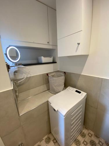La petite salle de bains est pourvue de toilettes et d'un miroir. dans l'établissement Suite 5 stelle nel Borgo di Celle Ligure, à Celle Ligure