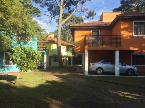 een auto geparkeerd voor een huis bij Acuarela in Villa Gesell