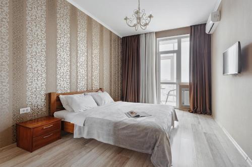 Un pat sau paturi într-o cameră la Barkar ArCadia Apartments