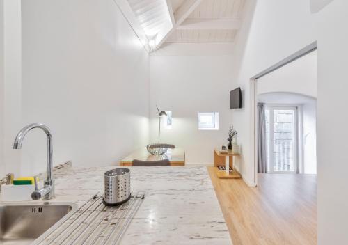 una cocina con fregadero y encimera en Oporto Comfort Dom Hugo - Historic Apartments, en Oporto