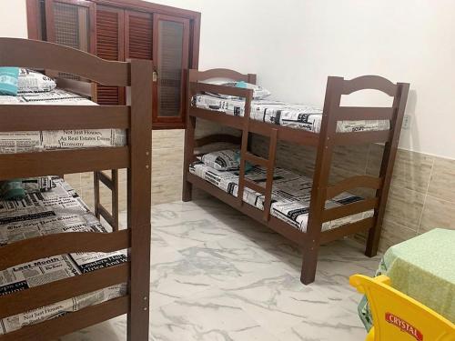 卡拉瓜塔图巴A Casa da Praia的一间有两张双层床的房间