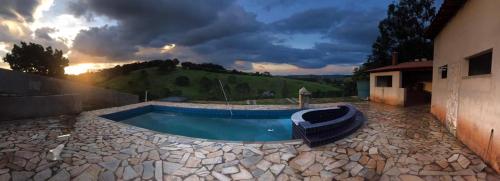 A piscina localizada em Chácara oliveira lima ou nos arredores