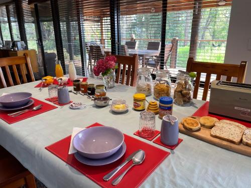 stół z białą tkaniną stołową z jedzeniem w obiekcie Thistle Do Bed and Breakfast w mieście Bridgetown