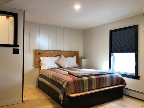 a bedroom with a bed and a window at Trailside Inn in Killington