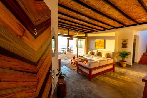 a living room with a couch and a table at Casas Lua & Mar - Vichayito - Máncora in Vichayito