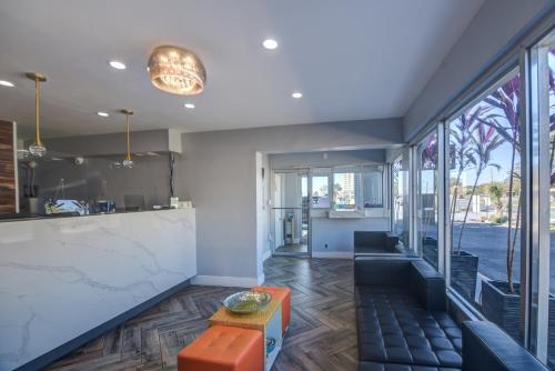 a living room with a couch and a counter at Seabreeze Inn - Fort Walton in Fort Walton Beach