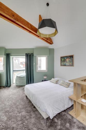 une chambre avec un grand lit et une table dans l'établissement Sublime duplex Nantes Cathédrale, à Nantes