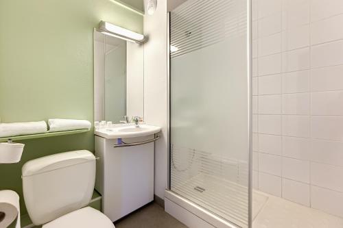 A bathroom at Ibis Budget Agen