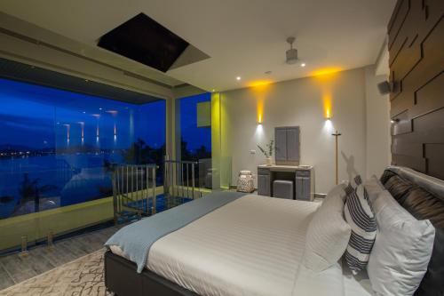 Villa Sasipimon - Panoramic Duplex Studio tesisinde bir odada yatak veya yataklar