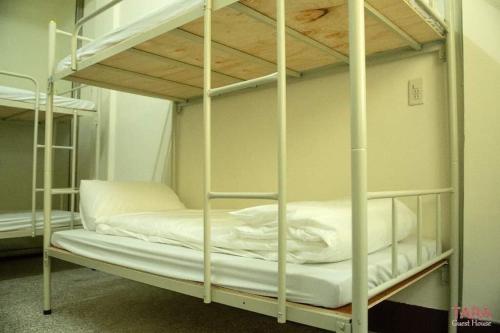 kilka łóżek piętrowych w pokoju w obiekcie Tara 塔拉Guest House w mieście Jiayi