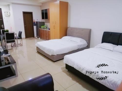 Habitación de hotel con 2 camas y TV en Luxury Premium Suite @ Kempas Johor Bahru, en Johor Bahru