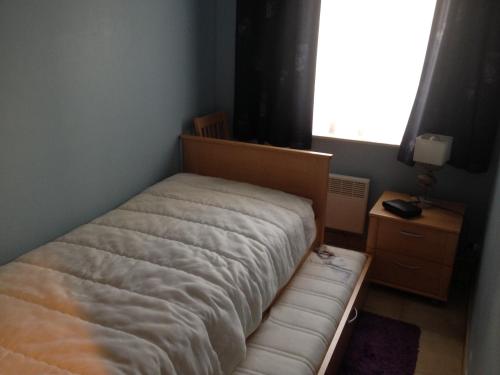 1 cama en una habitación con ventana en centraal gelegen app met lateraal zeezicht, en Ostende