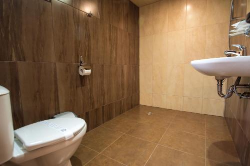 a bathroom with a toilet and a sink at Комплекс Будното око The Beach in Pasarel