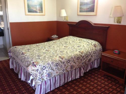 Postel nebo postele na pokoji v ubytování Executive Inn Robstown
