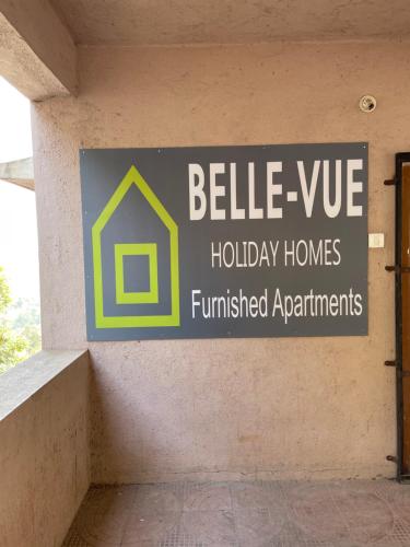 znak na boku budynku z domem w obiekcie Belle-Vue Holiday Homes w mieście Panchgani