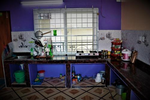una cucina con bancone e lavandino e una finestra di Thanapati Guesthouse a Pokhara